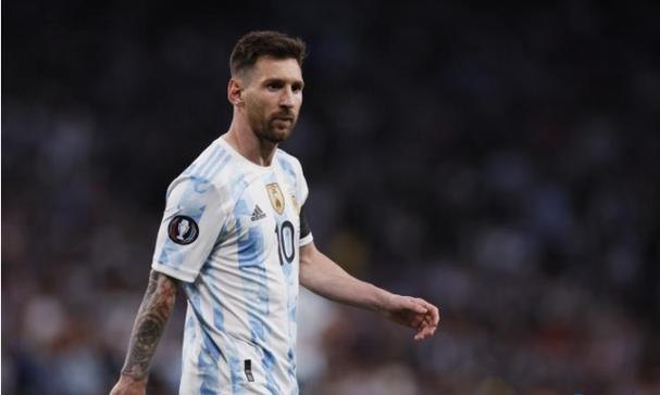 女排全运会小组赛江苏迎战北京，双方激战比分紧咬，江苏首局占优取得领先